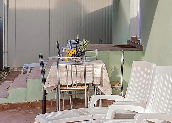 1 Bedroom Amazing In Biograd Lägenhet Biograd Na Moru