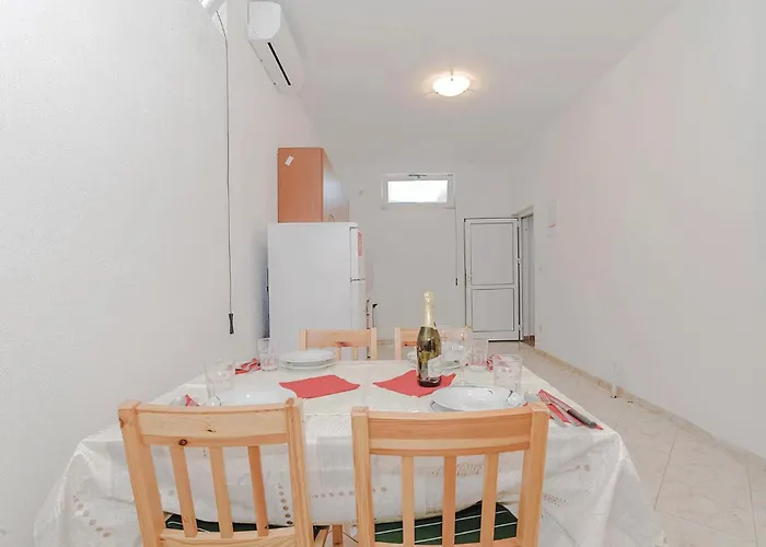 1 Bedroom Amazing In Biograd Lägenhet Biograd Na Moru